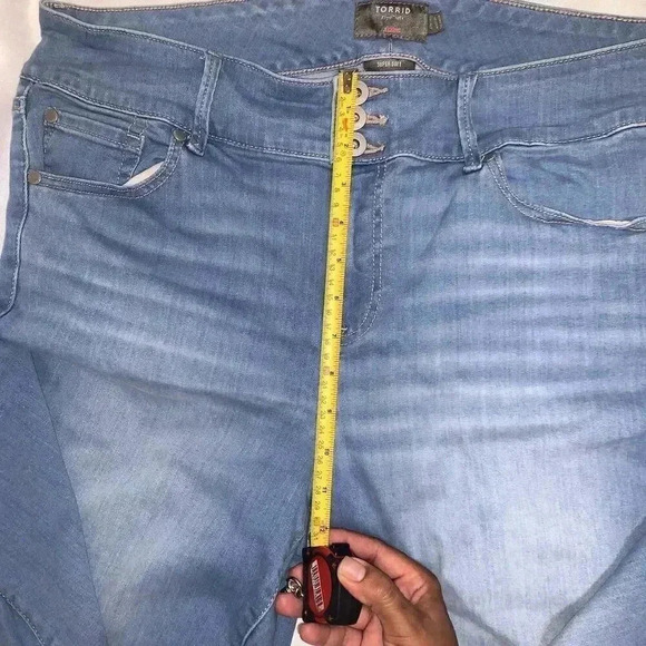 Torrid Super Soft Jegging Eco Medium Wash Disco Fever 3 Button Closure SIZE 20T - Picture 6 of 11